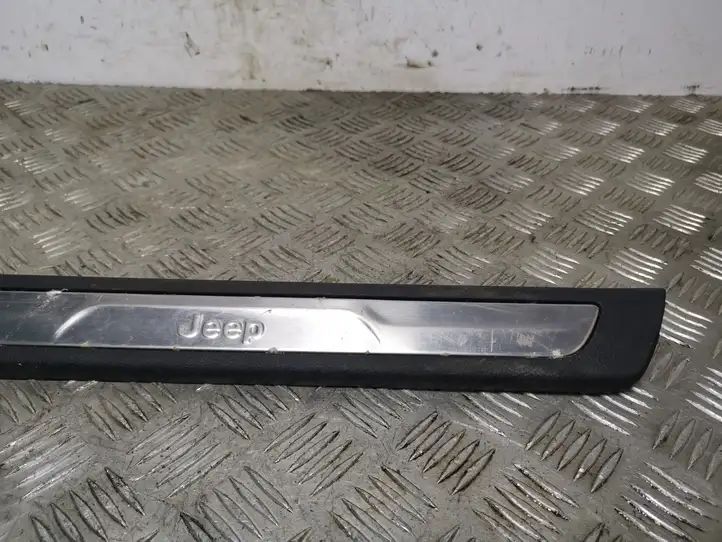 Jeep Grand Cherokee (2010 - 2021) Внутренняя отделка переднего порога — фото 3