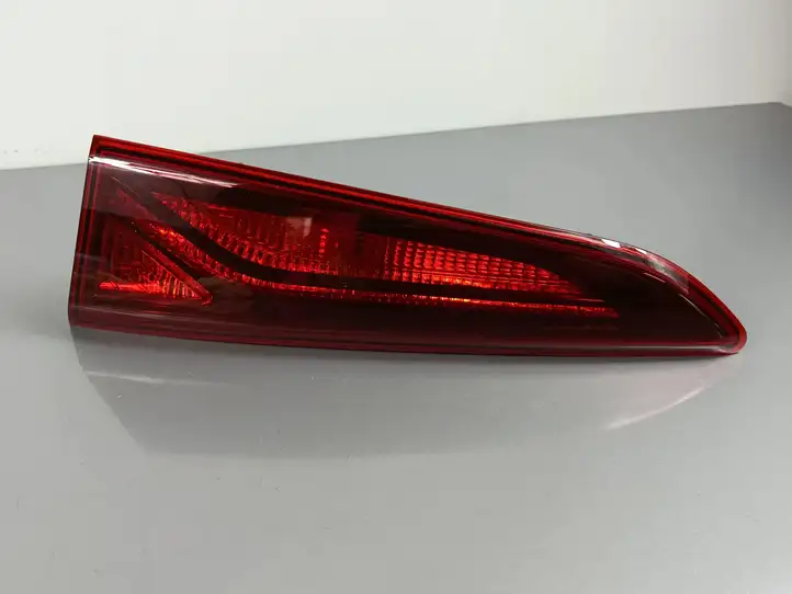 Hyundai Kona I (2017 - 2022) 92404J90 Задний фонарь в крышке багажника — фото 1