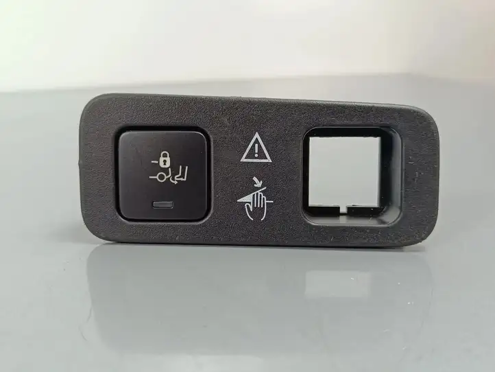 Peugeot 5008 II (2020 - ) 9810617677 Кнопка закрытия крышки багажника — фото 1