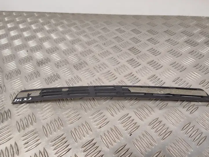 Volvo V60 (2013 - 2018) 09162019 Внутренняя отделка переднего порога — фото 4