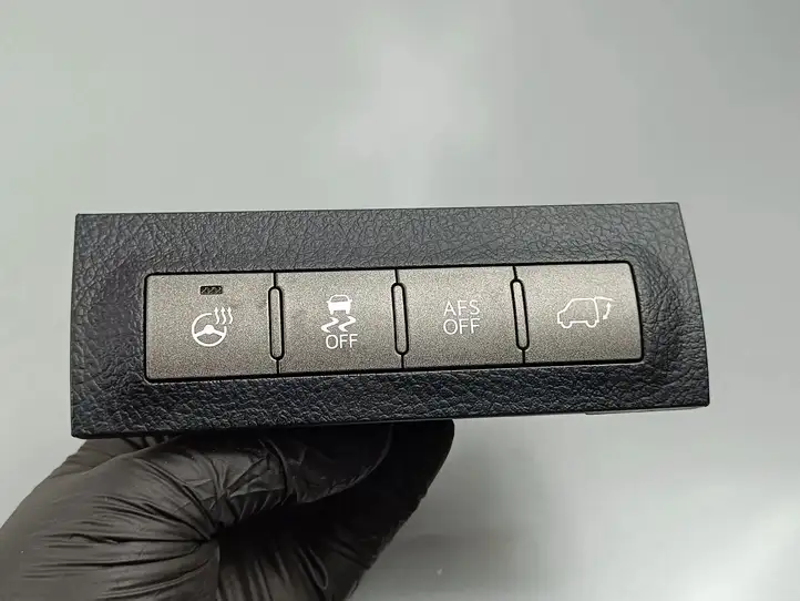 Lexus LX 570 (2012 - 2015) Кнопка закрытия крышки багажника — фото 6