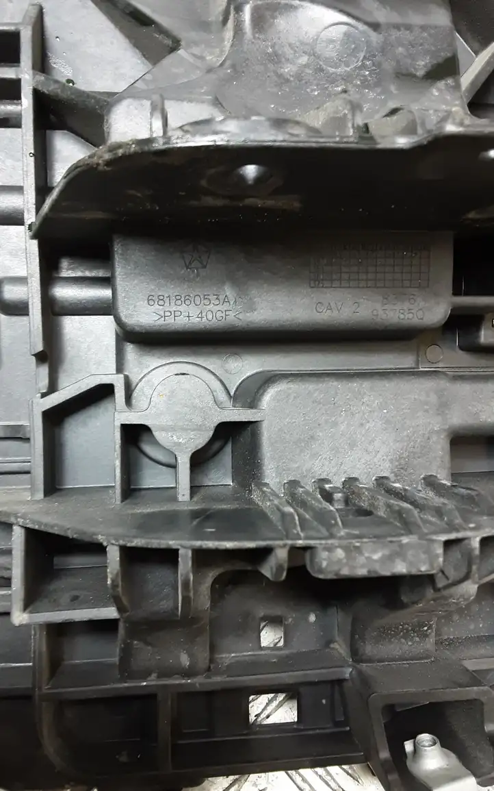 Jeep Cherokee (2013 - 2017) 68186053AC Площадка аккумулятора — фото 3