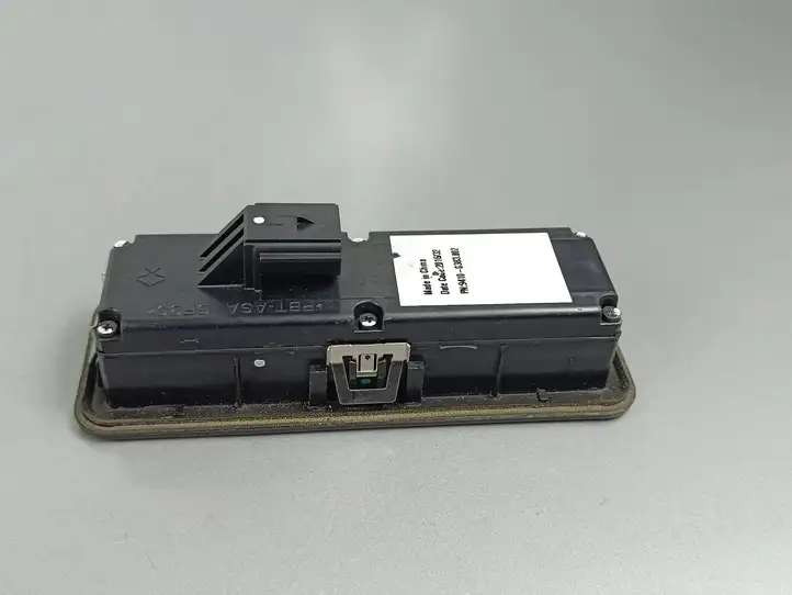 Jeep Cherokee (2013 - 2017) 94106383002 Кнопка закрытия крышки багажника — фото 2