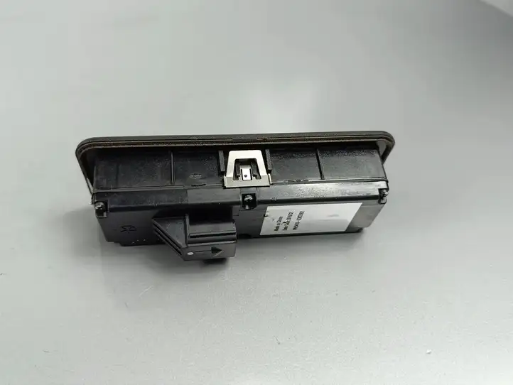 Jeep Cherokee (2013 - 2017) 94106383002 Кнопка закрытия крышки багажника — фото 5