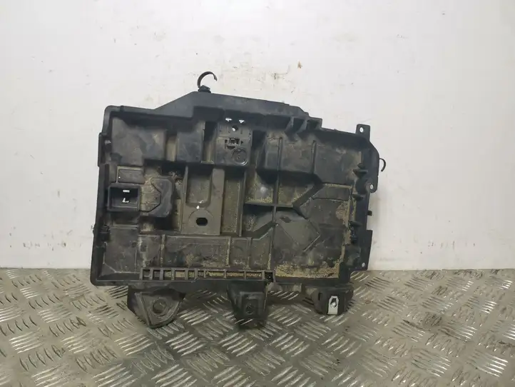 Jeep Cherokee (2013 - 2017) 68186053AC Площадка аккумулятора — фото 1