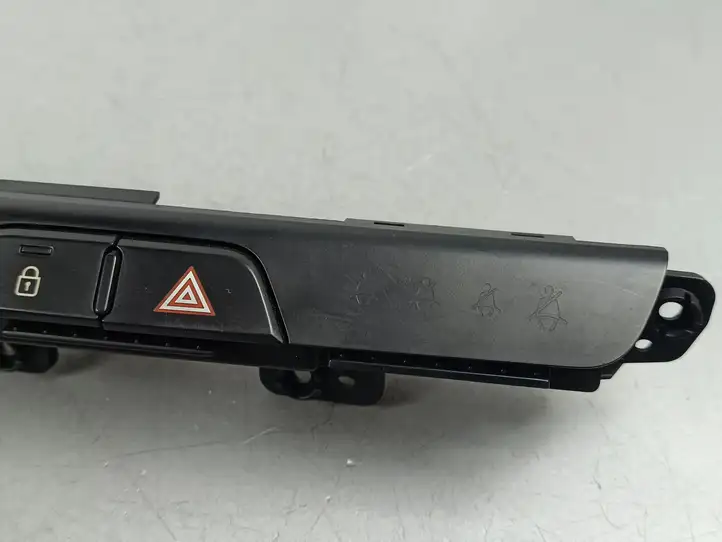 Kia Stonic (2017 - ) 4D63651000 Включатель аварийных фонарей — фото 2
