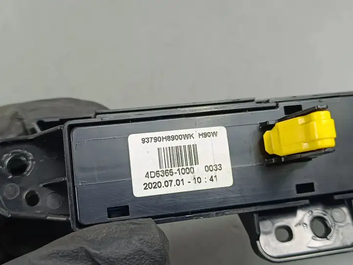 Kia Stonic (2017 - ) 4D63651000 Включатель аварийных фонарей — фото 4