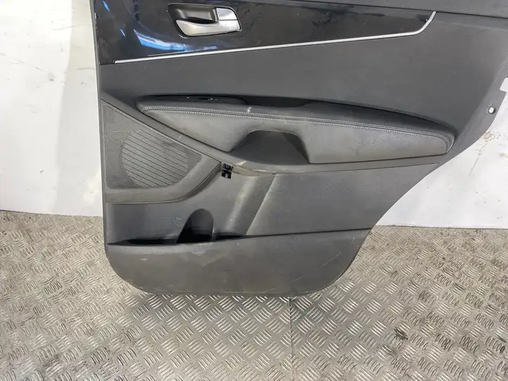 Kia Sorento (2014 - 2017) Обшивка задней двери — фото 4