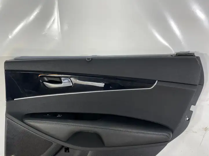 Kia Sorento (2014 - 2017) Обшивка задней двери — фото 4