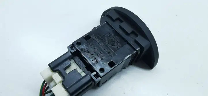 Nissan X-Trail T30 (2001 - 2007) 06016 Включатель аварийных фонарей — фото 3
