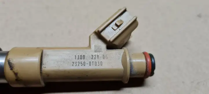 Toyota Avensis T270 (2012 - 2015) 232500T030 Форсунка — фото 2