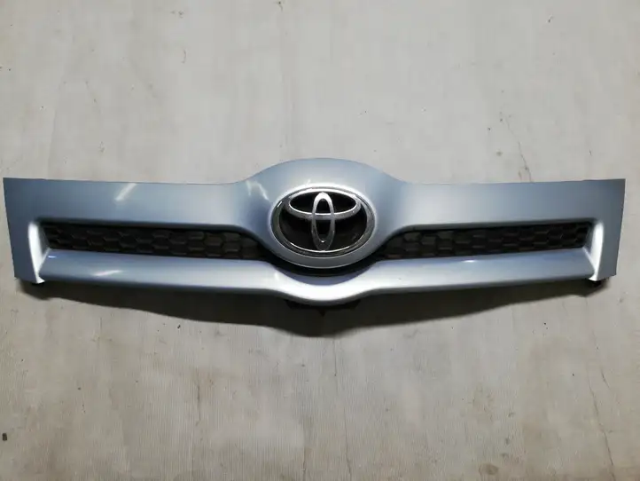 Toyota Corolla Verso AR10 (2004 - 2009) 531110F020 Передняя решетка — фото 1