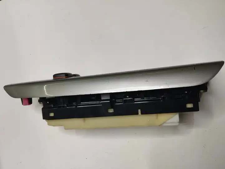 Toyota Land Cruiser (J120) (2002 - 2009) 8404060011 Блок кнопок стеклоподъемников — фото 4
