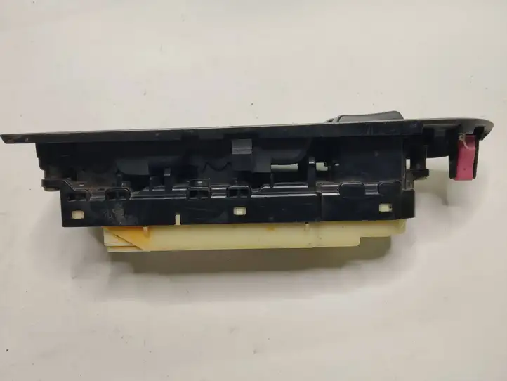Toyota Land Cruiser (J120) (2002 - 2009) 8404060011 Блок кнопок стеклоподъемников — фото 3