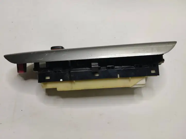 Toyota Land Cruiser (J120) (2002 - 2009) 8404060011 Блок кнопок стеклоподъемников — фото 4