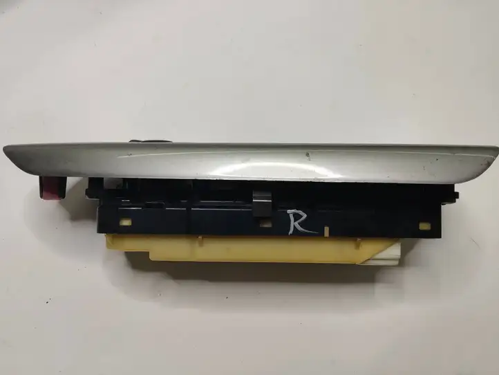 Toyota Land Cruiser (J120) (2002 - 2009) 8404060011 Блок кнопок стеклоподъемников — фото 4