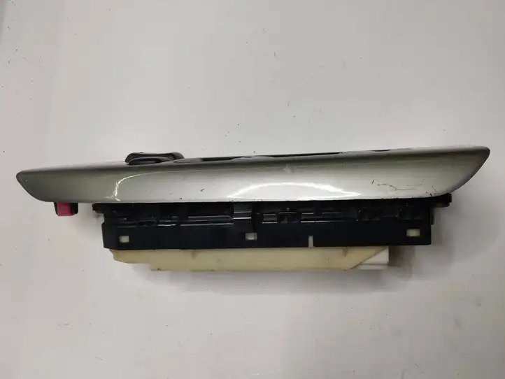 Toyota Land Cruiser (J120) (2002 - 2009) 8404060010 Блок кнопок стеклоподъемников — фото 3