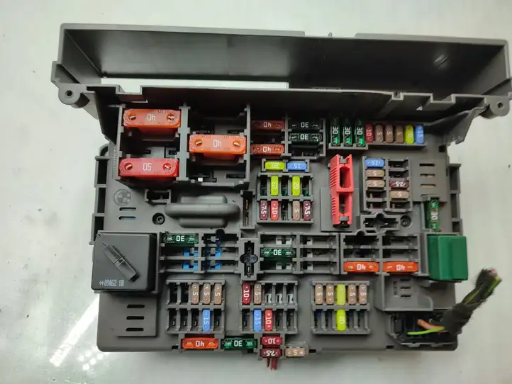 BMW 3 E90 E91 (2005 - 2012) 9119446 Блок предохранителей — фото 5