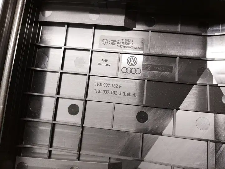 Volkswagen Scirocco (2008 - 2014) 1K0937132F Крышка ящика предохранителей — фото 3
