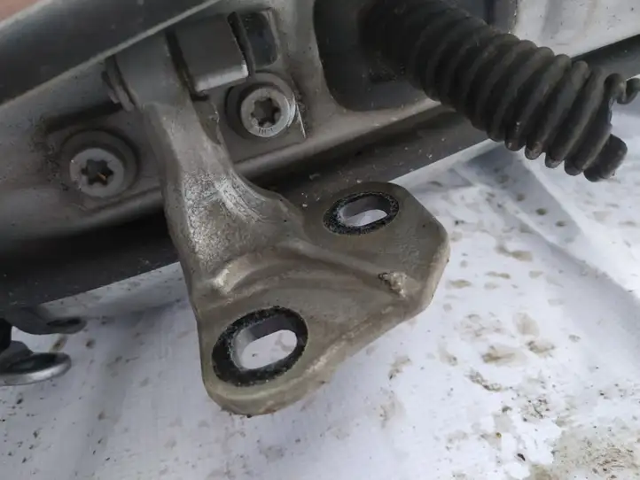 BMW 7 E65 E66 (2001 - 2008) Верхняя петля передней двери — фото 2