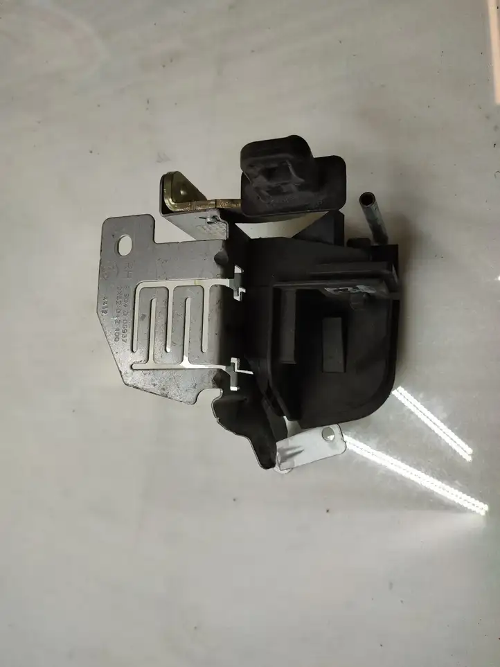BMW 3 F30 F35 F31 (2012 - 2018) 7268030 Держатель шторки — фото 1