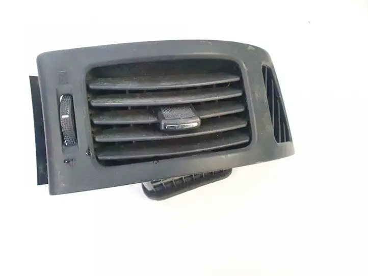 Hyundai i30 (2007 - 2012) u07986 Центральный воздушный дефлектор — фото 1