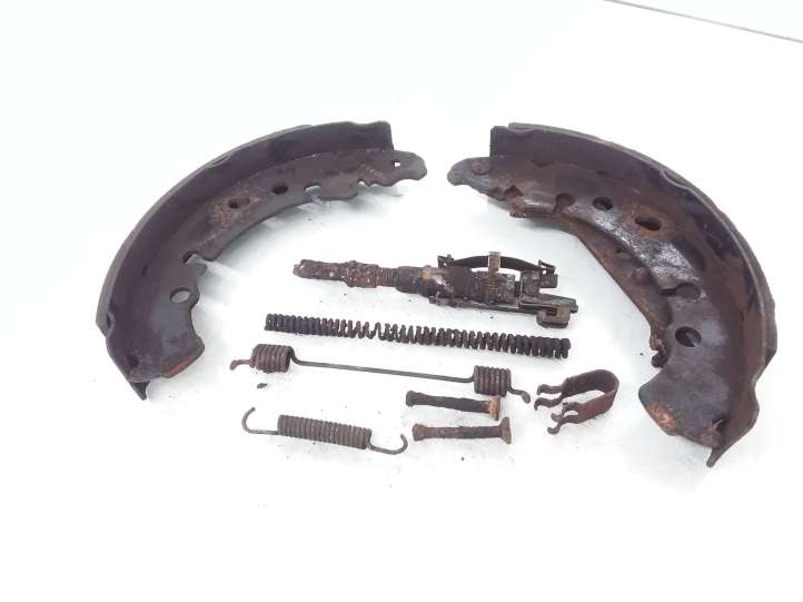 Toyota Yaris (2005 - 2009)   Колодки ручного тормоза