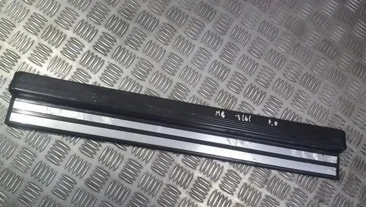 Mercedes-Benz E W210 (1995 - 2002) 2106800135 Внутренняя отделка переднего порога — фото 1