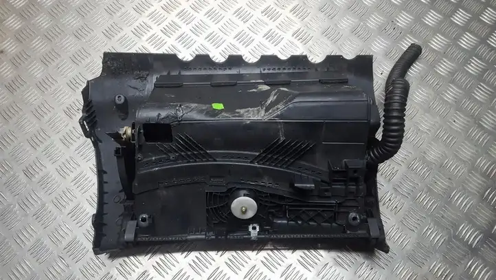 Skoda Octavia Mk2 (1Z) (2004 - 2013) 1Z2857103 Вещевой ящик — фото 2
