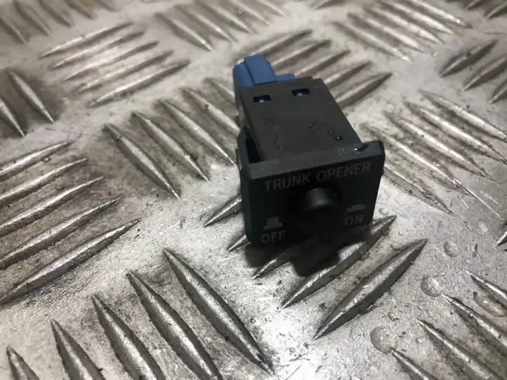 Mazda RX8 (2003 - 2008) 15a257 Кнопка закрытия крышки багажника — фото 1