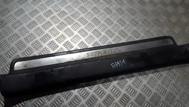 Toyota Avensis T250 (2003 - 2006) 6791305040 Внутренняя отделка переднего порога — фото 1
