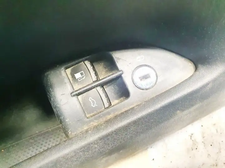 Volkswagen PASSAT B5 (1997 - 2000) 3u0959831 Включатель открытия топливного бака — фото 2