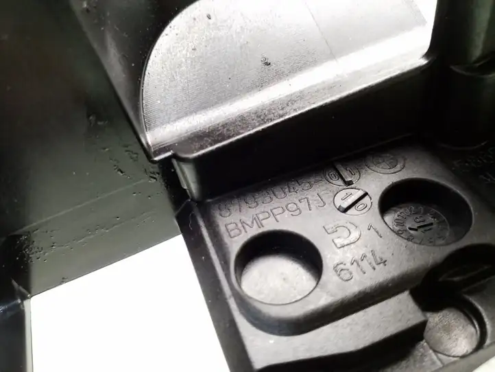 BMW 5 G30 G31 (2016 - )  8793045 Другая деталь отсека двигателя