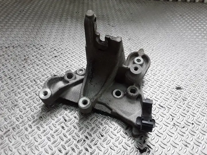 Peugeot 307 CC (2001 - 2005) 9648584680 Кронштейн охладителя EGR — фото 1