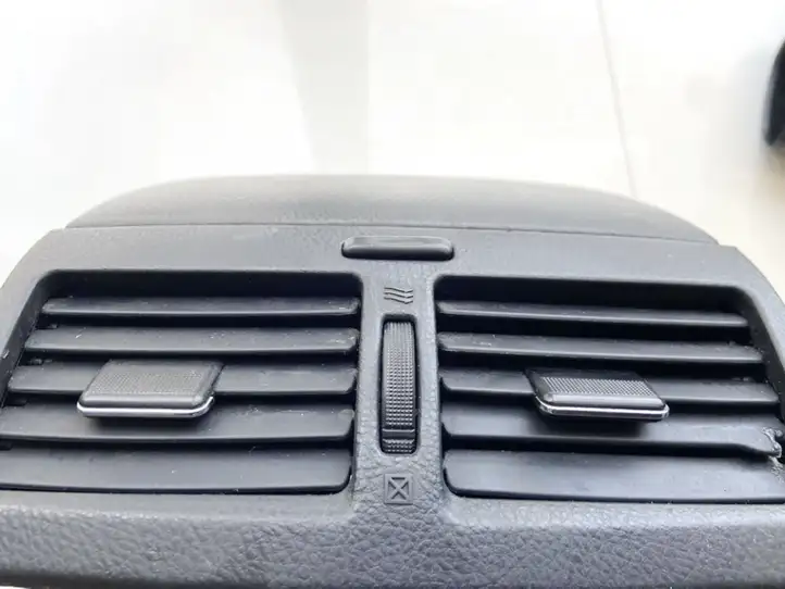 Toyota Avensis Verso (2004 - 2009) 5565244030 Центральный воздушный дефлектор — фото 2