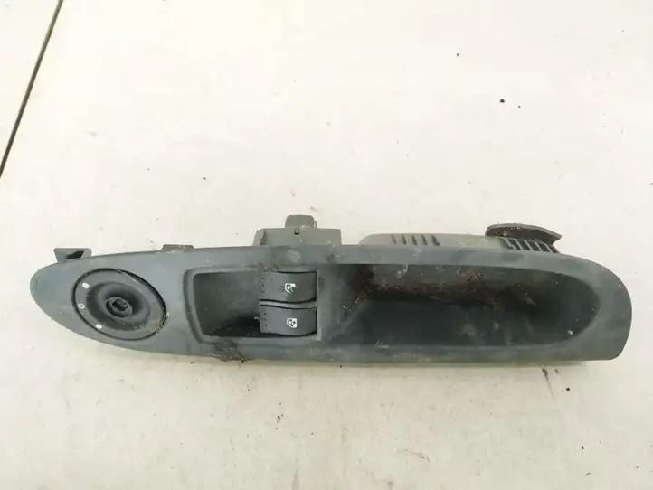 Renault Clio II (2001 - 2005) 8200084012 Блок кнопок стеклоподъемников — фото 1