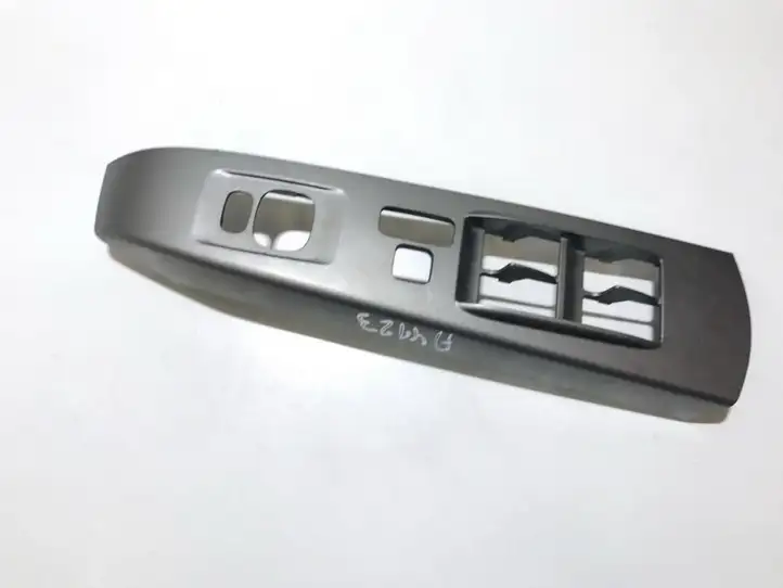 Toyota Prius (XW20) (2003 - 2009) 7423147070 Накладка кнопки стеклоподъемника — фото 1