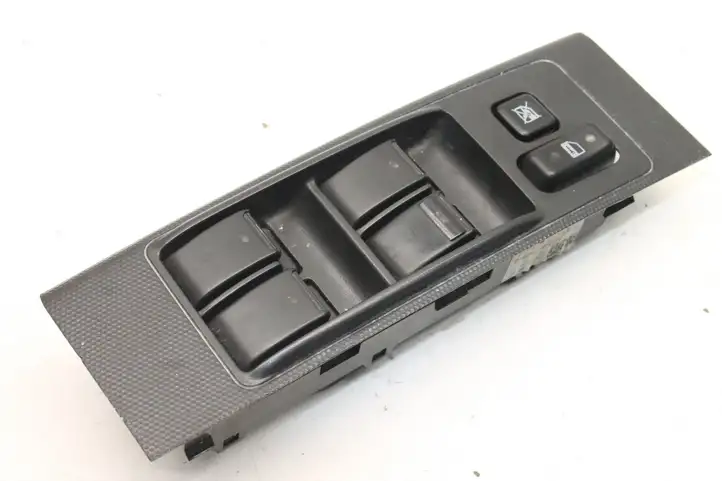 Toyota Corolla Verso E121 (2004 - 2007) 848200F010 Кнопка фаркопа в багажнике — фото 1