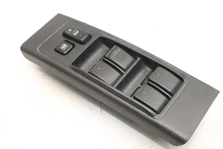 Toyota Corolla Verso E121 (2004 - 2007) 848200F010 Кнопка фаркопа в багажнике — фото 2