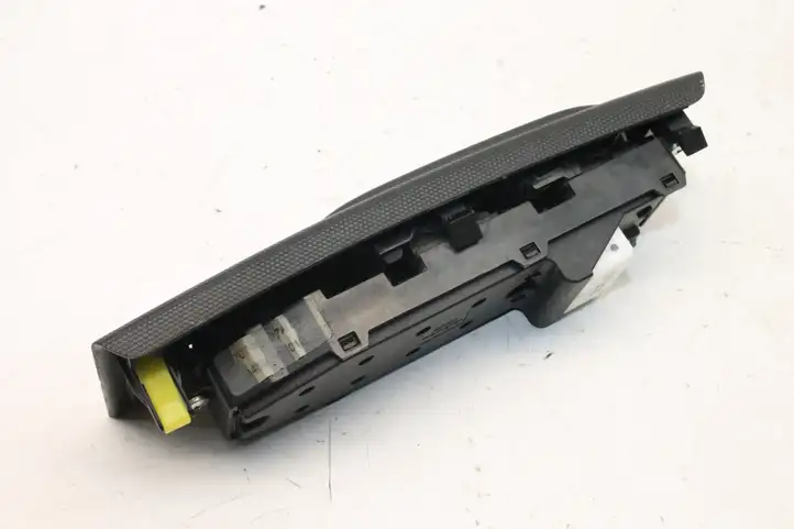 Toyota Corolla Verso E121 (2004 - 2007) 848200F010 Кнопка фаркопа в багажнике — фото 3
