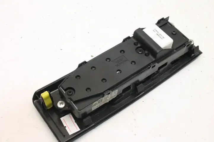 Toyota Corolla Verso E121 (2004 - 2007) 848200F010 Кнопка фаркопа в багажнике — фото 4