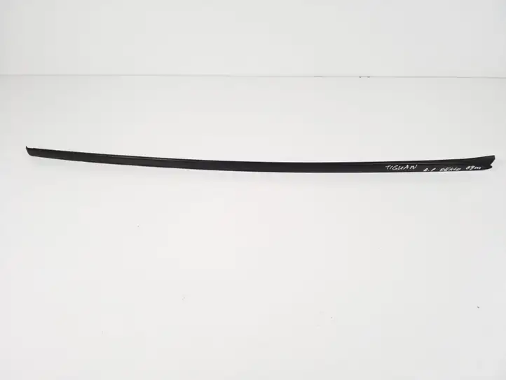 Volkswagen Tiguan (2007 - 2011) 5N0854328 Накладка стоек лобового стекла — фото 1