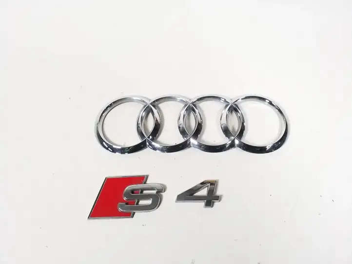 Audi A4 S4 B8 8K (2007 - 2011) 8T0853742D Эмблема автомобиля — фото 1