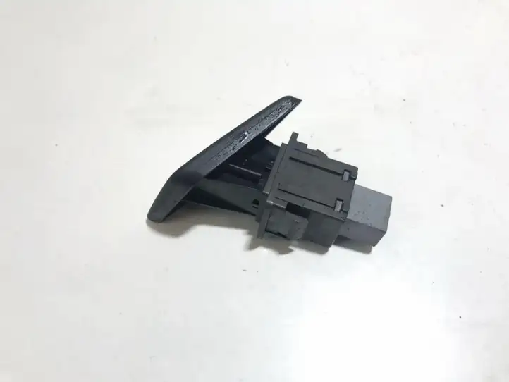 Toyota Yaris (2005 - 2009) 843320d010 Включатель аварийных фонарей — фото 2