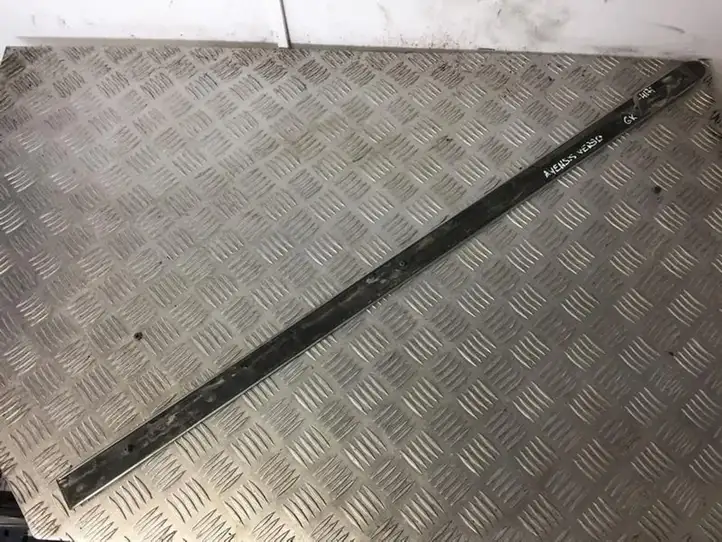 Toyota Avensis Verso (1995 - 2001) Молдинги задней двери — фото 2