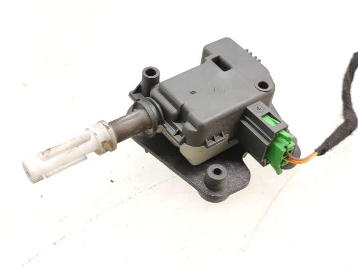 Audi A6 (2001 - 2004)  8E9827833 Привод замка задней двери