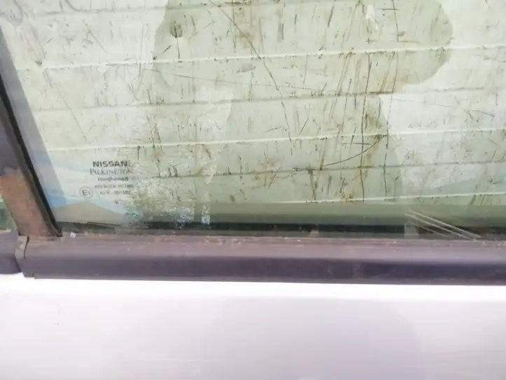 Nissan Almera N16 (2000 - 2010) Накладка стекла задней двери — фото 2