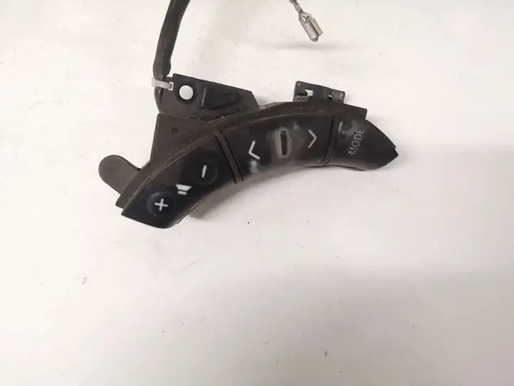 Toyota Avensis Verso (2004 - 2009) 75B037 Кнопки на рулевом колесе — фото 1