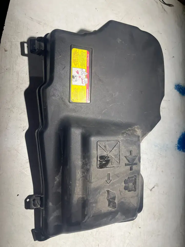 Peugeot 307 (2005 - 2008) 9687925880 Крышка ящика аккумулятора — фото 2