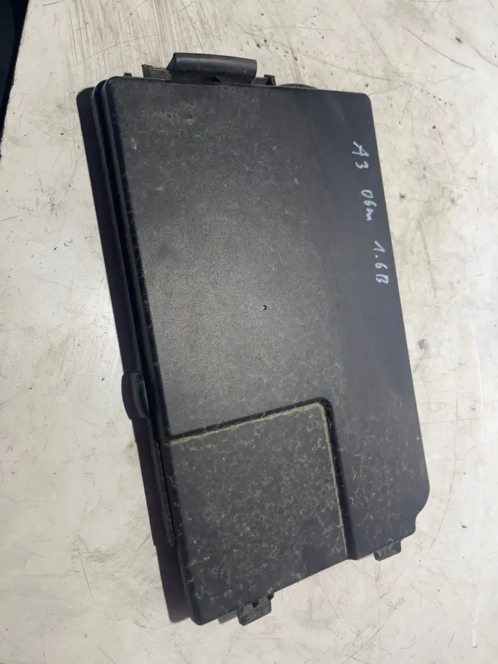 Audi A3/S3 8P (2004 - 2008) 1K0915443 Крышка ящика аккумулятора — фото 1